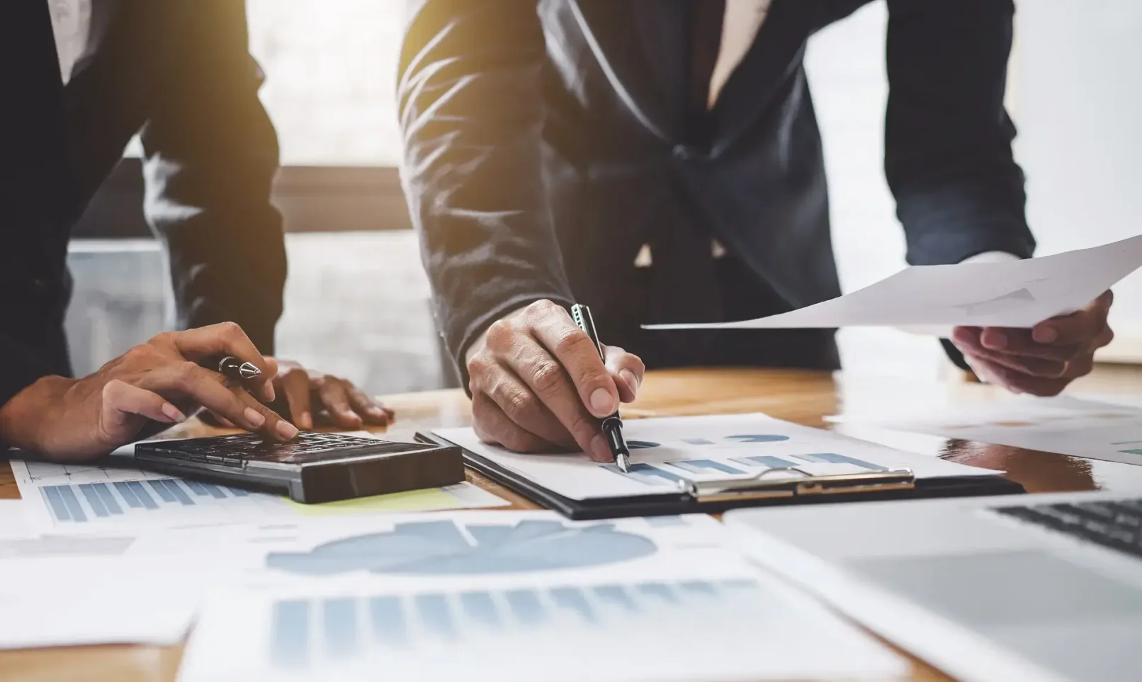 Gestores hacen cálculos y los apuntan en un documento